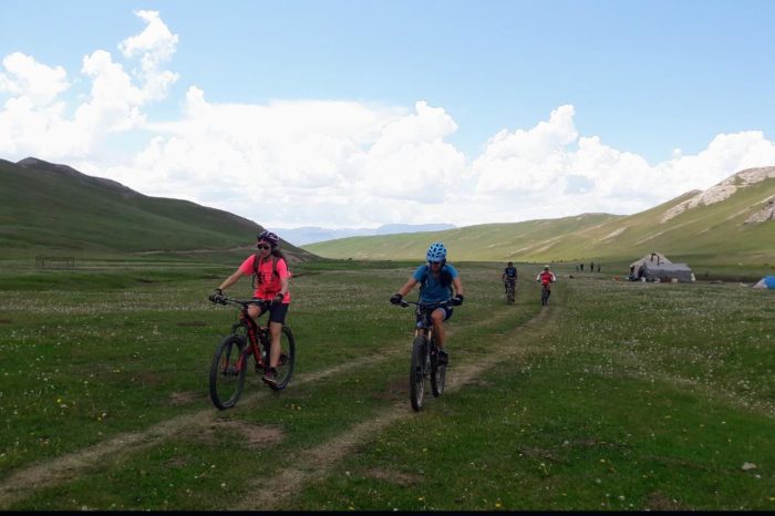 Mountain bike tour in Celestial Mountains